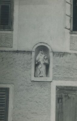 Varaždinske Toplice - kameni kip sv. Ane s Marijom u niši