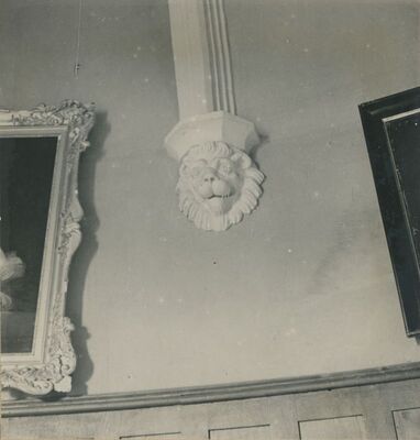 Trakošćan - dvorac, lovačka dvorana, konzola s lavljom glavom