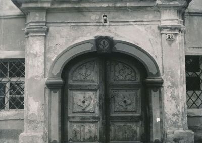 Zorkovac (Ozalj) - Dvor, portal na pročelju prema platou