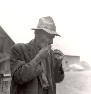 Lukinić Brdo - Tradicijski način paljenja cigarete