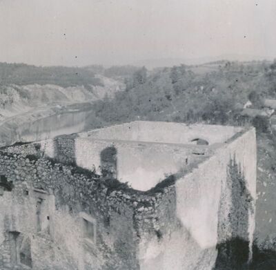 Ozalj - Stari grad, žitnica, serklaž nad poprečnim zidom