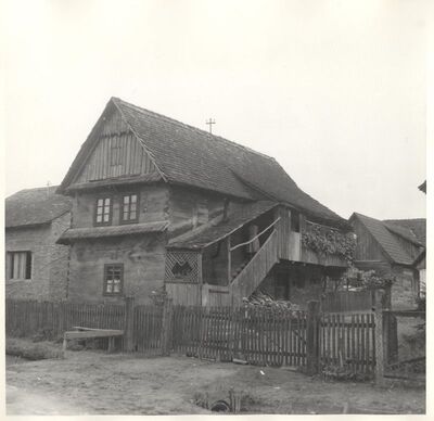 Buševec - Tradicijska drvena katnica, pročelja