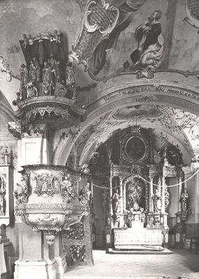 Komin - Crkva sv. Tri kralja, propovjedaonica i oltar