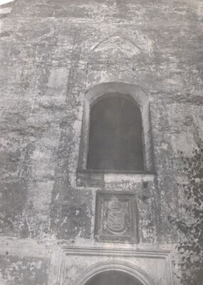 Kloštar Ivanić - Crkva sv. Ivana Krstitelja, grb