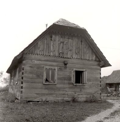 Lukinić Brdo - Tradicijska drvena prizemnica, zabatno pročelje