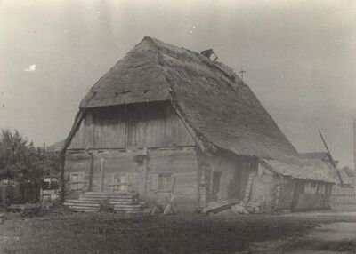 Donja Lomnica - Kurija Arbanasi, zabatno pročelje