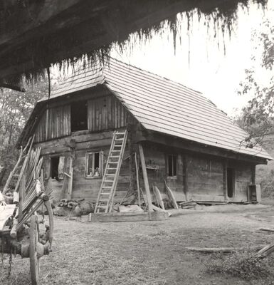 Strezoj - Tradicijska kuća, ulazno i zabatno pročelje