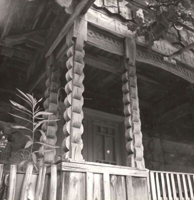 Ruča - Tradicijska kuća, stupovi trijema
