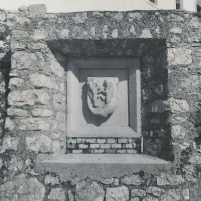 Ozalj - Stari grad, grb Frankopana na dvorišnom zidu