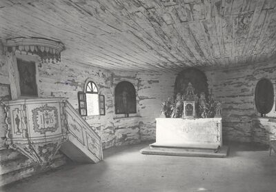 Gladovec Pokupski - Kapela Presvetog Trojstva, glavni oltar i propovjedaonica