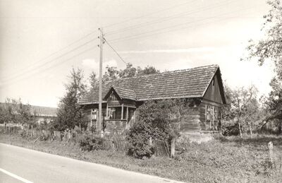 Kloštar Ivanić - Tradicijska drvena kuća, ulazno i zabatno pročelje