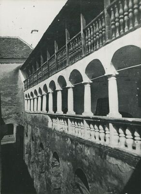 Varaždin - Stari grad, galerija na pročelju