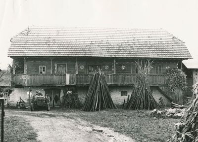 Polje Ozaljsko (Ozalj) - Tradicijska kuća, dvorišno pročelje