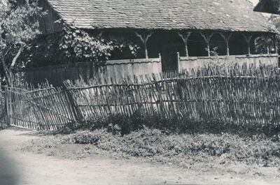 Trg (Ozalj) - Drvena tradicijska kuća s izrezbarenim stupovima