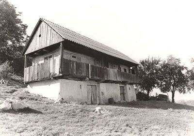 Poklek - Tradicijska kuća, zabatno i uzdužno pročelje