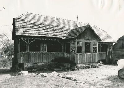 Vrhovac (Ozalj) - Tradicijska drvena prizemnica, ulazno pročelje