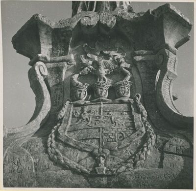 Novi Marof - kip sv. Ivana Nepomuka, grb