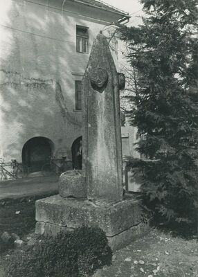 Vinica - pranger s maskeronima