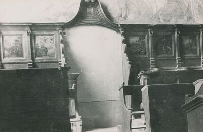 Lepoglava - Crkva Bogorodice, detalj: zazidana vrata usred korskih klupa