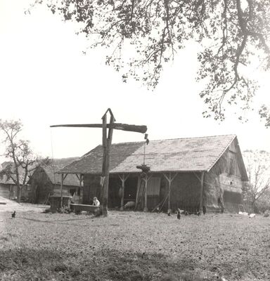 Suša - Gospodarska zgrada i bunar