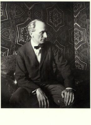 Portret arh. Viktora Kovačića, fotografija u arhitektovom stanu u Masarykovoj ul. 21