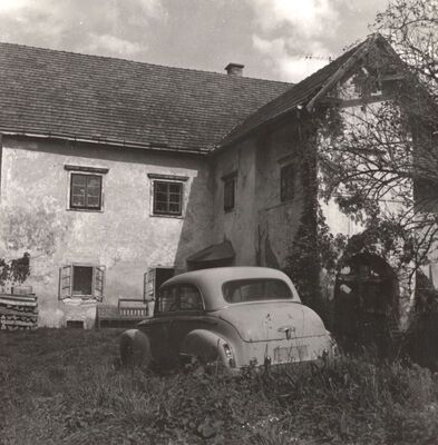 Poklek - Kurija, pročelje s istaknutim dijelom