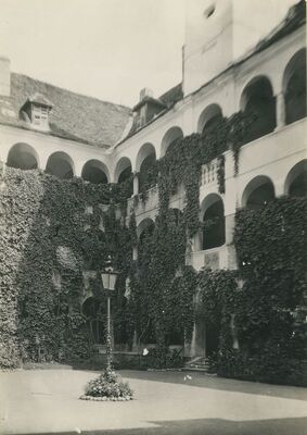 Klenovnik - dvor Drašković, dvorišno pročelje s tornjem