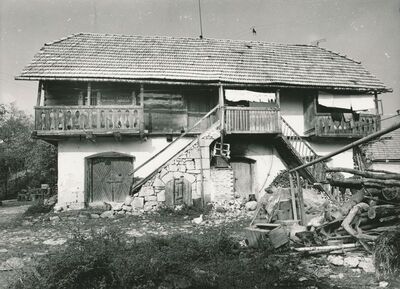 Brlog Ozaljski (Kamanje) - Tradicijska kuća, pročelje s trijemom