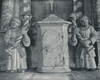 Venac Mrežnički (Duga Resa) - Kapela sv. Benedikta, tabernakul s akolitima na oltaru