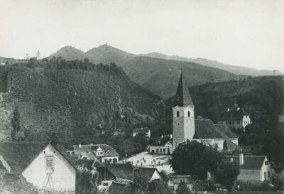 Lobor - Veduta naselja sa župnom crkvom sv. Ane