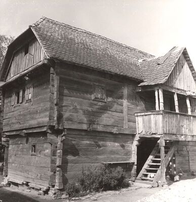 Ruča - Tradicijska kuća, ulazno pročelje