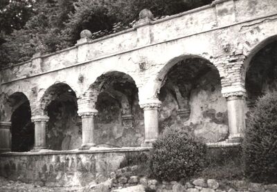 Strmac Pribićki - Kompleks dvora, trijem