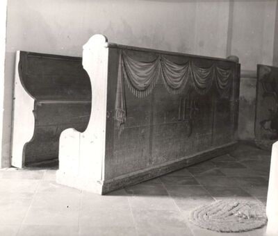 Kloštar Ivanić - Župna crkva Uznesenja Blažene Djevice Marije, drvena klupa