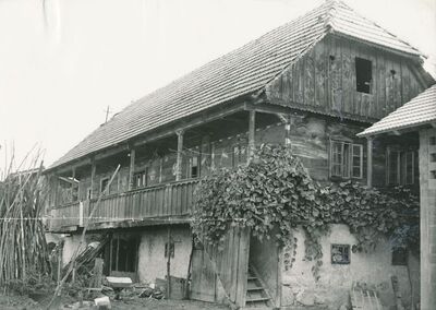 Polje Ozaljsko (Ozalj) - Tradicijska kuća, ulazno i zabatno pročelje