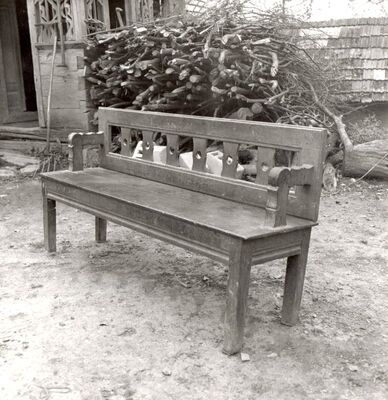 Lukinić Brdo - Drvena klupa