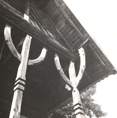 Gustelnica - Crkva sv. Antuna Padovanskog, stupovi trijema