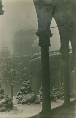 Zagreb (Mirogoj) - Pogled iz arkada na kapelicu, zimski ugođaj