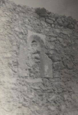 Modruš (Josipdol) - Gotički prozor u zidu crkve