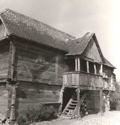 Ruča - Tradicijska kuća, ulazno pročelje