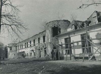 Dvorac Oroslavje Gornje (Oroslavje), vanjština, situacija