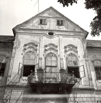 Lužnica - Dvorac Lužnica, detalj glavnog pročelja