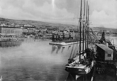 Rijeka - Pogled na luku s mora