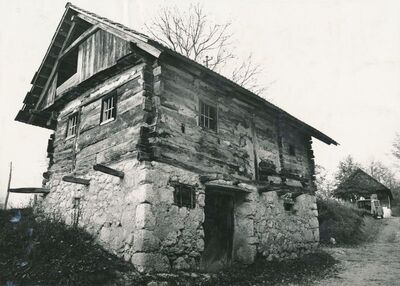 Žakanje - Tradicijska kuća, pročelje s ulazom u podrum