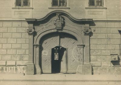 Varaždin - Palača Herczer, portal, grb