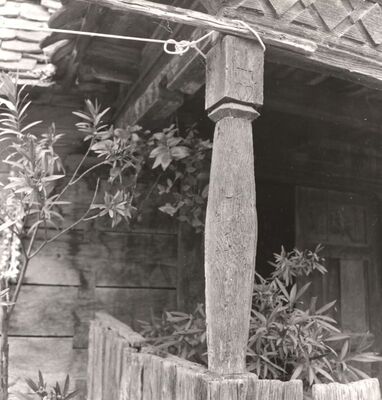 Sasi - Tradicijska kuća, stup trijema