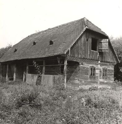 Bukevje - Tradicijska kuća, ulazno i zabatno pročelje