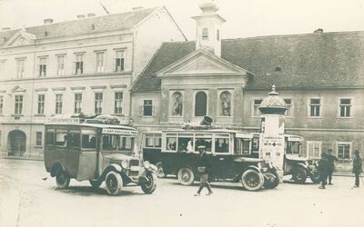 Zagreb (Vlaška ulica) - Autobusno polazište s kapelicom sv. Martina u pozadini