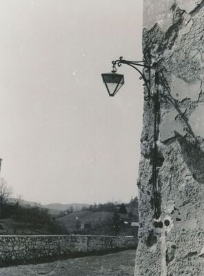 Ozalj - Stari grad, svjetiljka na uglu grada