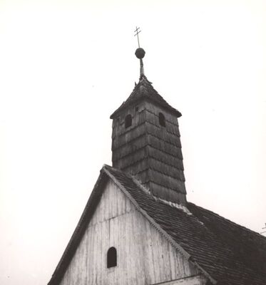 Roženica - Kapela sv. Tri kralja, zabat glavnog pročelja i zvonik