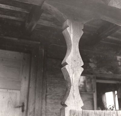 Sasi - Tradicijska kuća, stup trijema